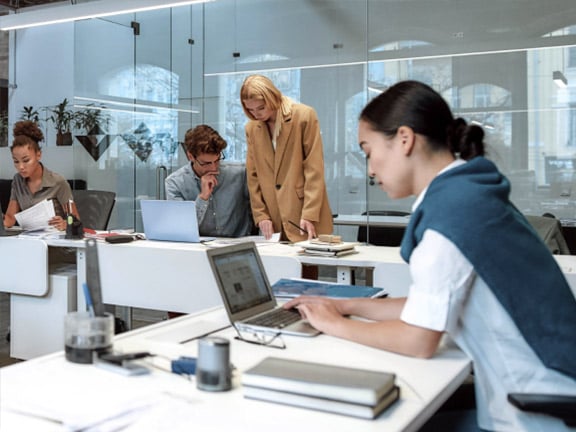 Personeelsleden van een uitzendbureau aan het werk