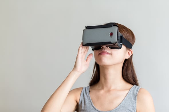generatie-Z-zet-haar-eerste-stappen-op-de-werkvloer-en-brengt-tech-savviness-mee-met-virtual-reality-headset-vr-bril