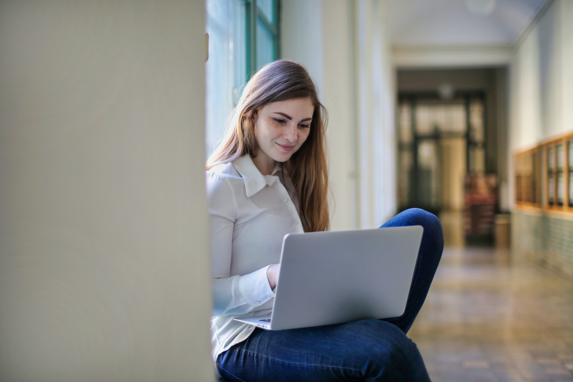 Blended Learning in de gang van een gebouw