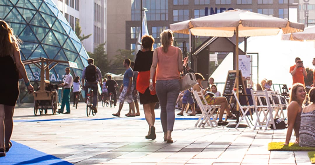 Eindhovenaren genieten met een zachte hoofdletter G van een zonnige dag op een plein