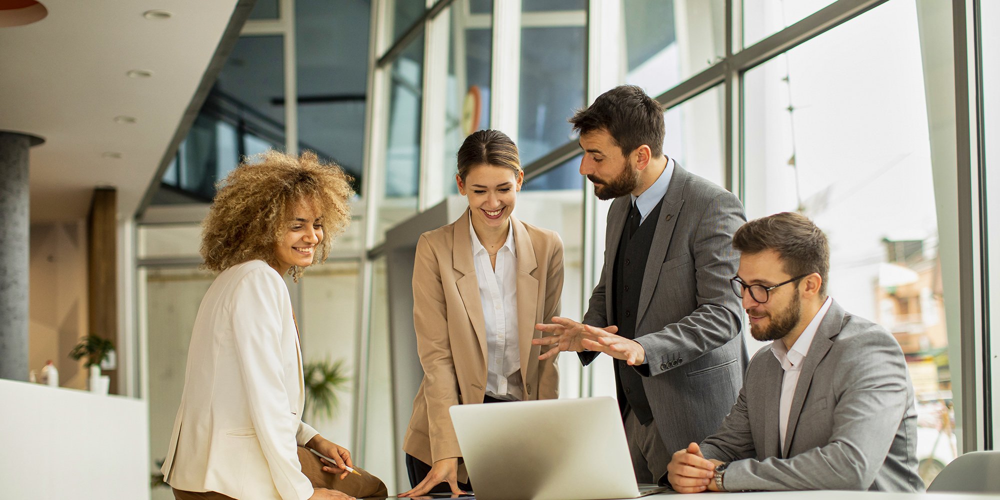 Een aantal lachende collega’s bespreken professionele ontwikkeling van FutureFit op het werk