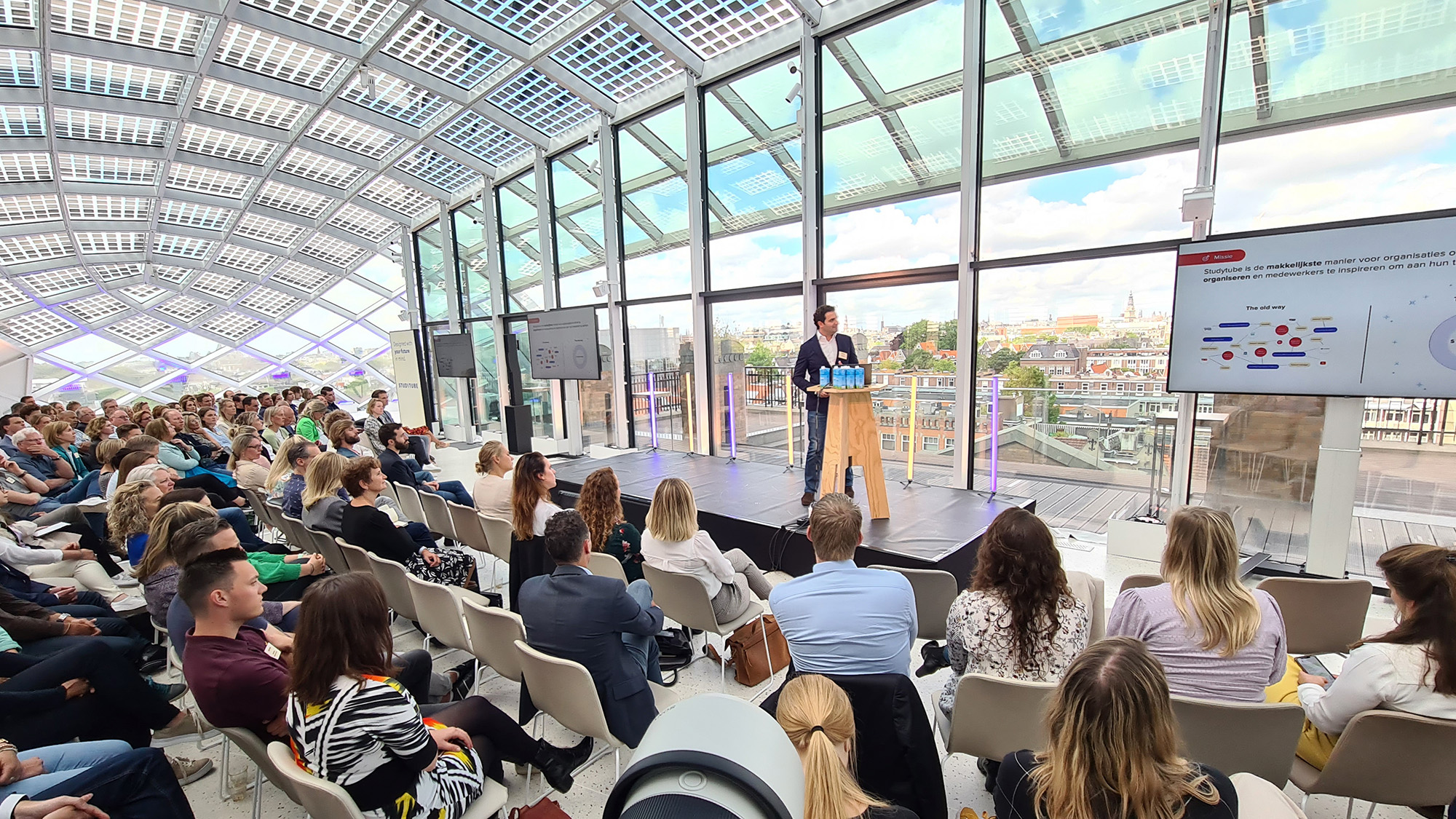 CEO & Co-Founder Homam Karimi spreekt de zaal toe tijdens het Studytube Customer Event 2022
